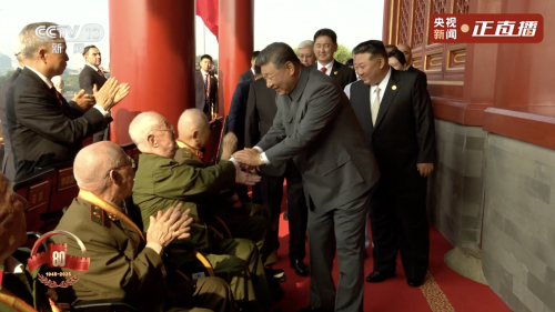 习近平与天安门城楼观礼席的抗战老兵亲切握手