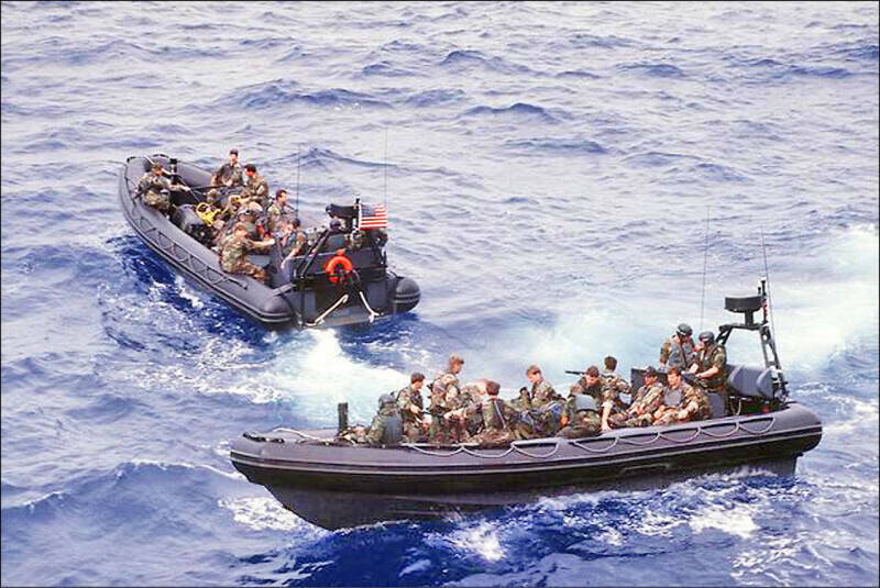 美国海军海豹部队受训图片。