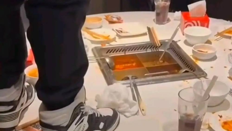 两酒醉少年向上海分店火锅小便 两酒醉少年向上海分店火锅小便