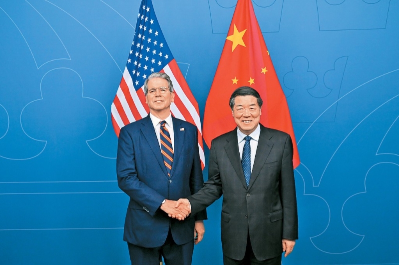 副总理何立峰7月在瑞典与美国财长贝森特会晤。 副总理何立峰7月在瑞典与美国财长贝森特会晤。