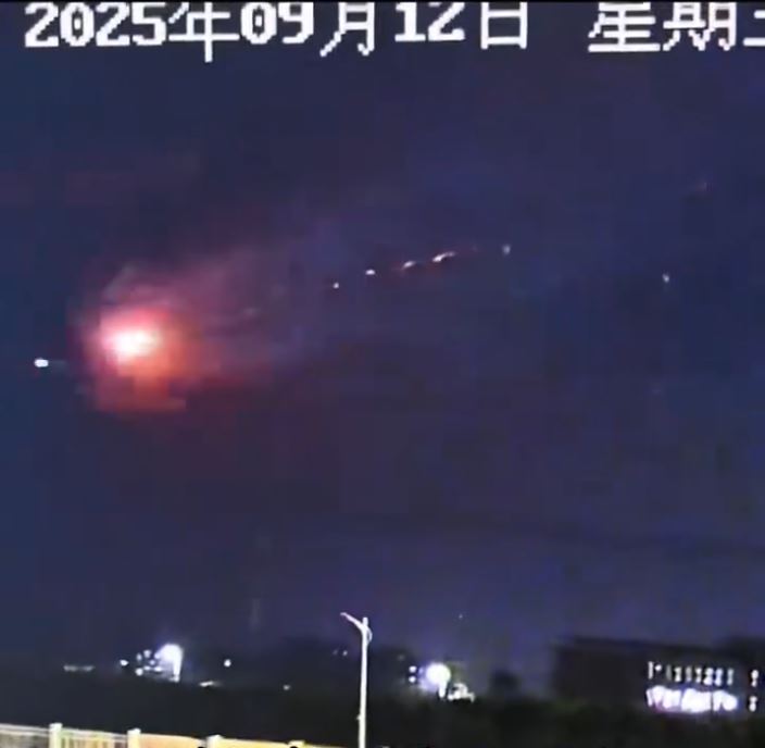 山东多地有民众看到有不明飞行物体疑遭击落。