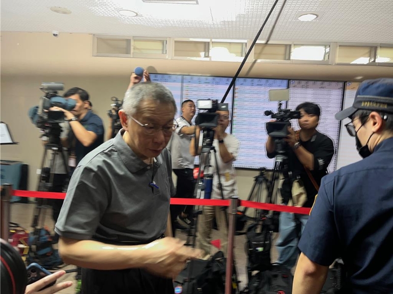 柯文哲早上8点50分已到法院，随后带往候审室，10点法官开庭时提讯。