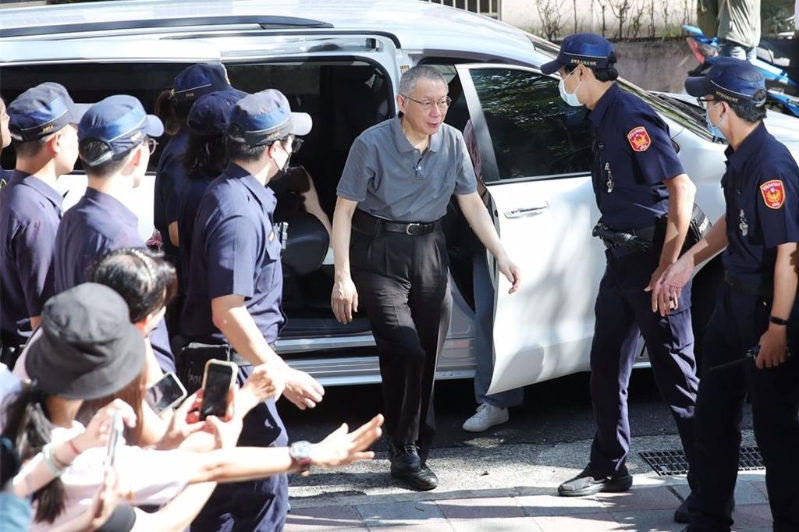 柯文哲在支持者加油声中抵达北院。