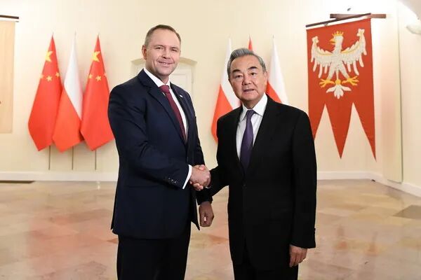 波兰总统纳夫罗茨基会见王毅 波兰总统纳夫罗茨基会见王毅