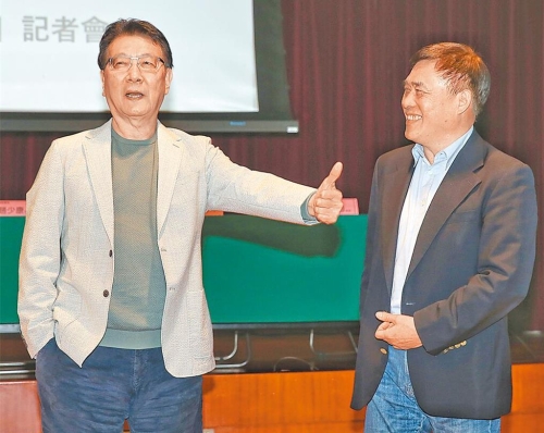 郝龙斌(右)将参选党主席。 郝龙斌(右)将参选党主席。
