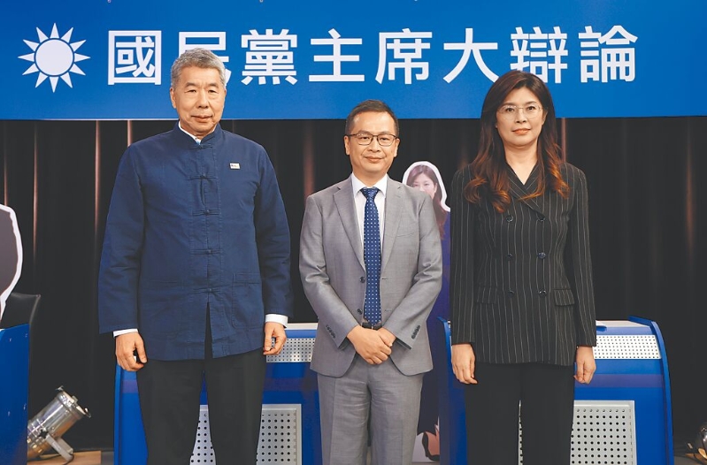 “国民党主席大辩论”20日在中天电视台举行，3位候选人张亚中（左起）、罗智强、郑丽文出席并合影。