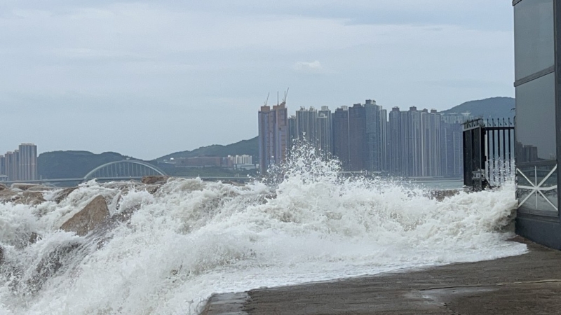 柴湾嘉业街60号仁孚大厦对开海旁涌出巨浪。