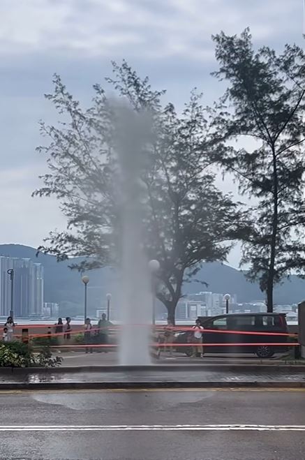 海水倒灌喷出数层楼高的水柱。