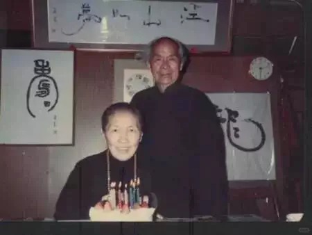 晚年胡兰成与佘爱珍。 晚年胡兰成与佘爱珍。