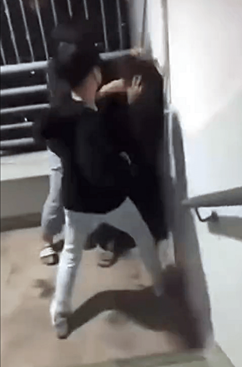 少女被逼到墙角。