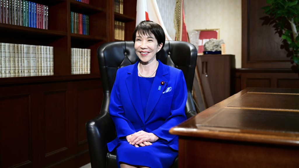 高市早苗当选自民党总裁后，在新办公室拍照。