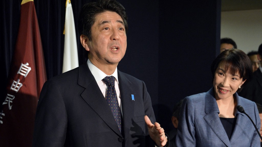 高市早苗（右）是已故前首相安倍晋三的得意门生。