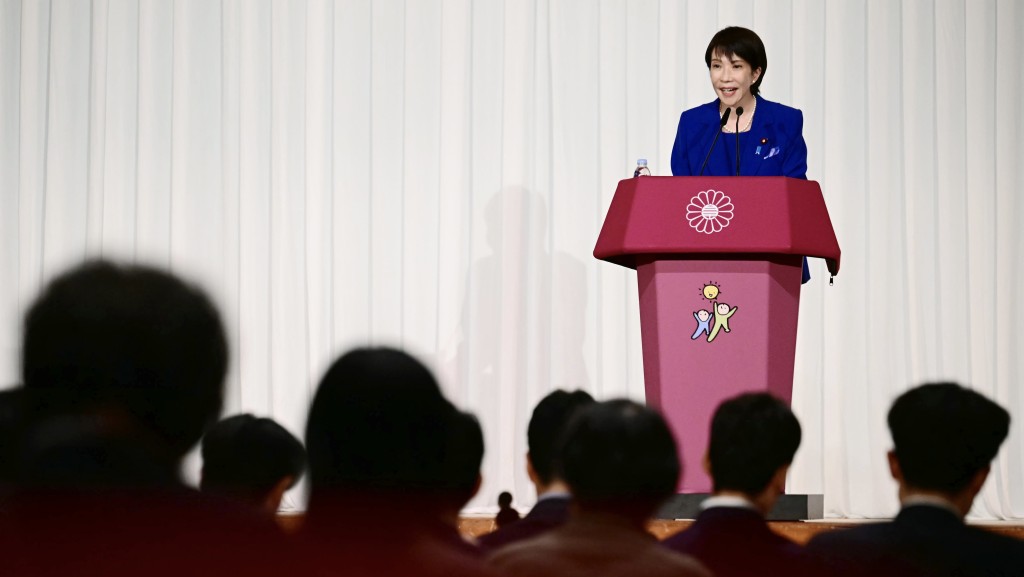 高市早苗当选自民党总裁后见记者。