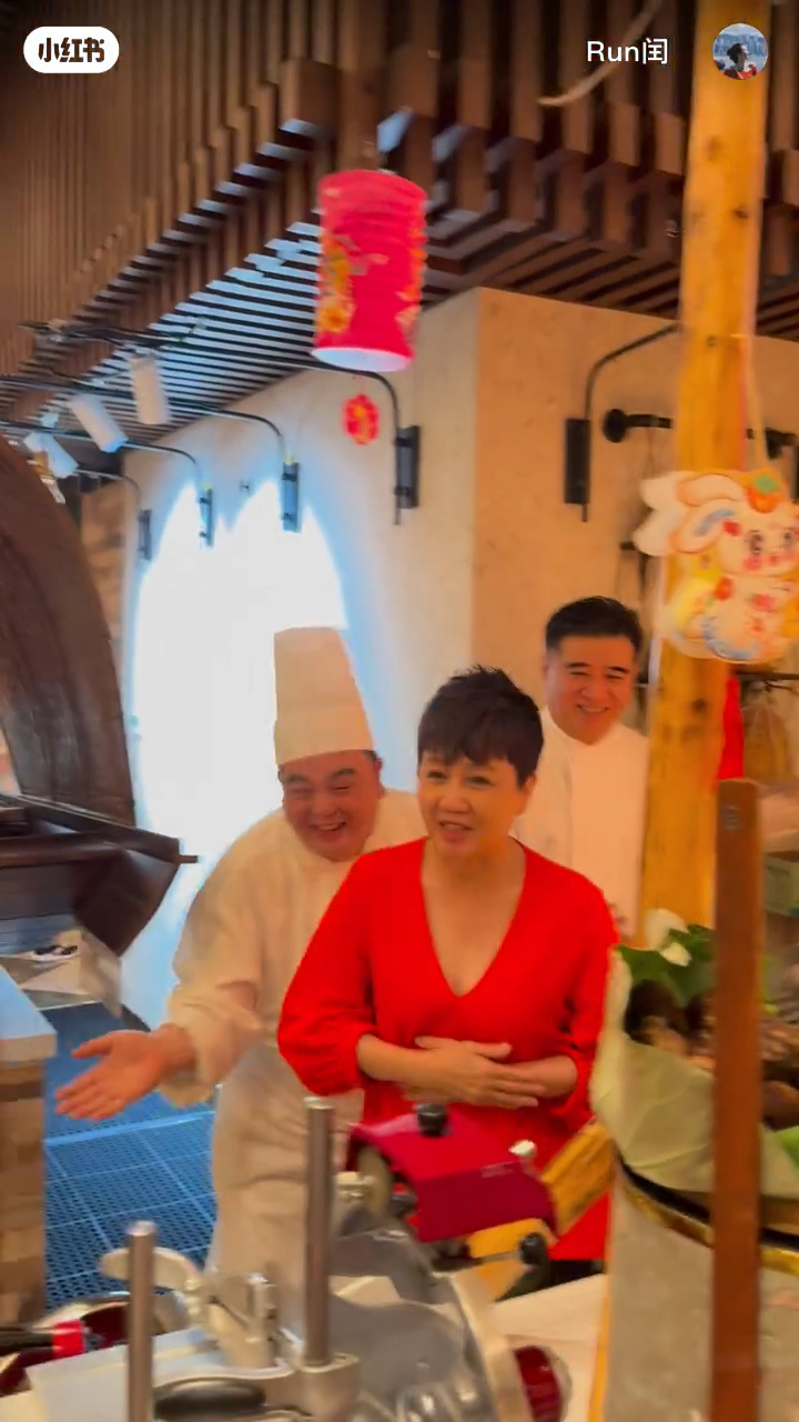 四太梁安琪穿上火红上衣好有节日气氛。