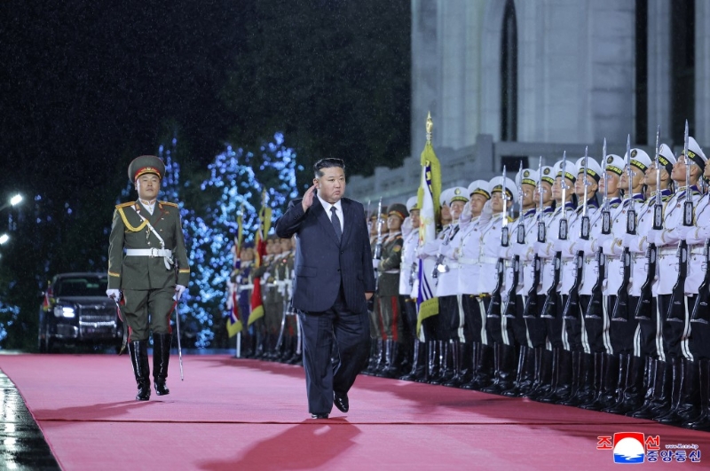 金正恩出席阅兵式。