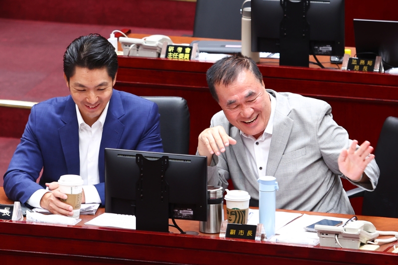 台北市长蒋万安（左）与副市长李四川（右）13日赴市议会备询，针对英伟达海外总部进驻北士科T17、T18基地卡关一事说明。