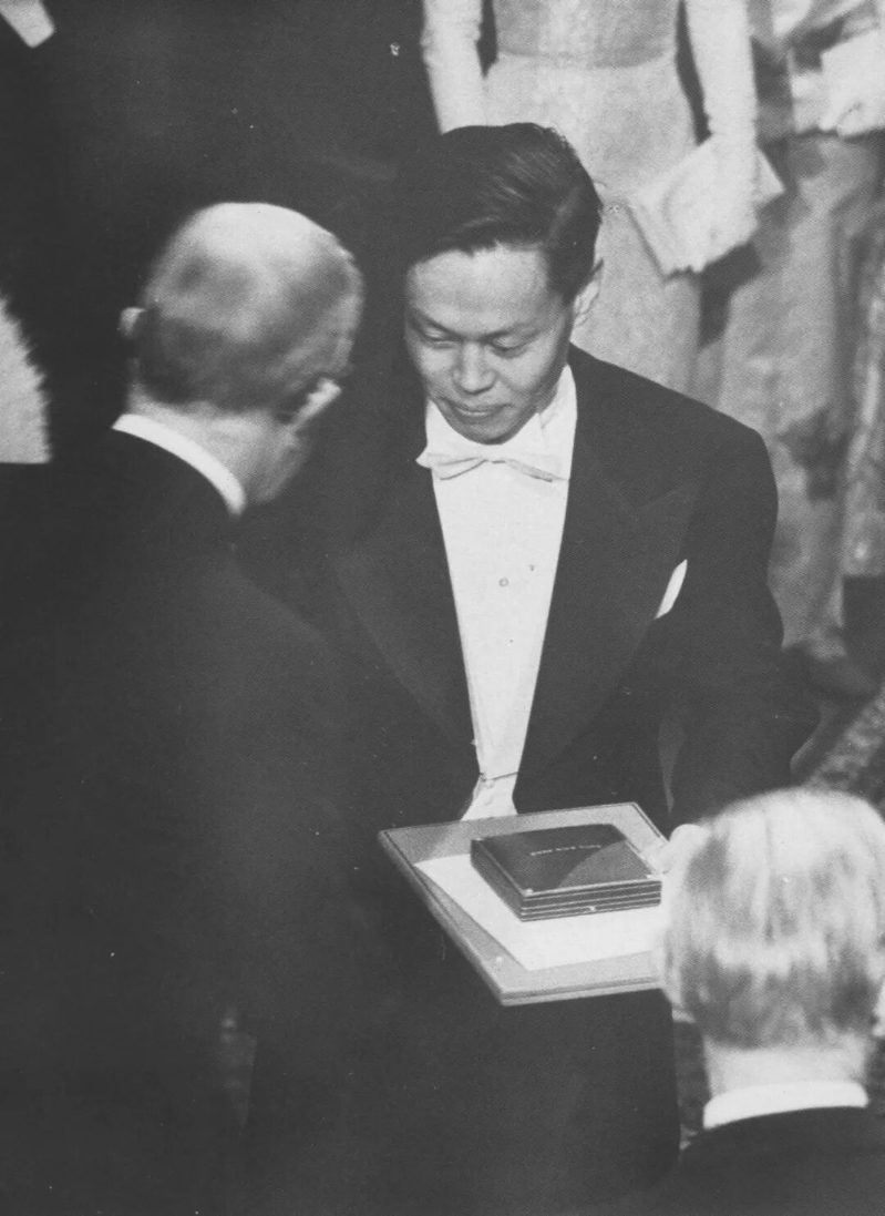 1957年杨振宁自瑞典国王手中接受诺贝尔奖章(左)、诺贝尔奖章与奖状(右) 1957年杨振宁自瑞典国王手中接受诺贝尔奖章(左)、诺贝尔奖章与奖状(右)