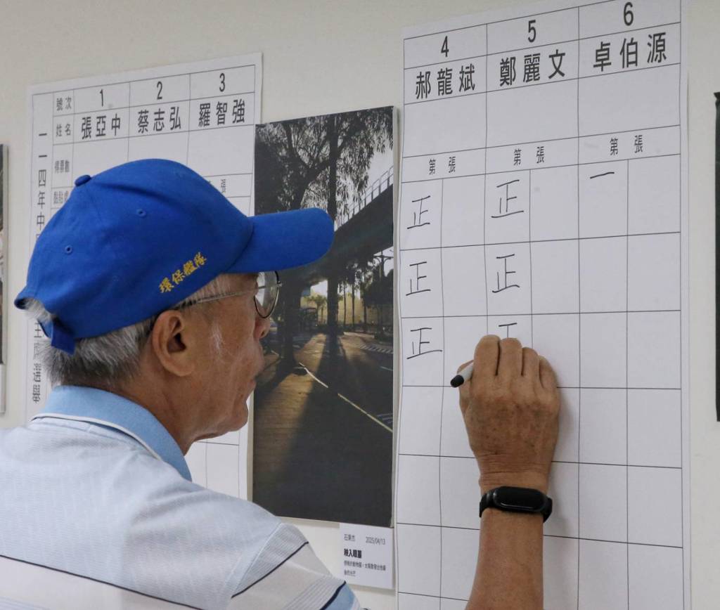 国民党主席选举18日登场，下午四点选举投票时间结束，工作人员随即开票。