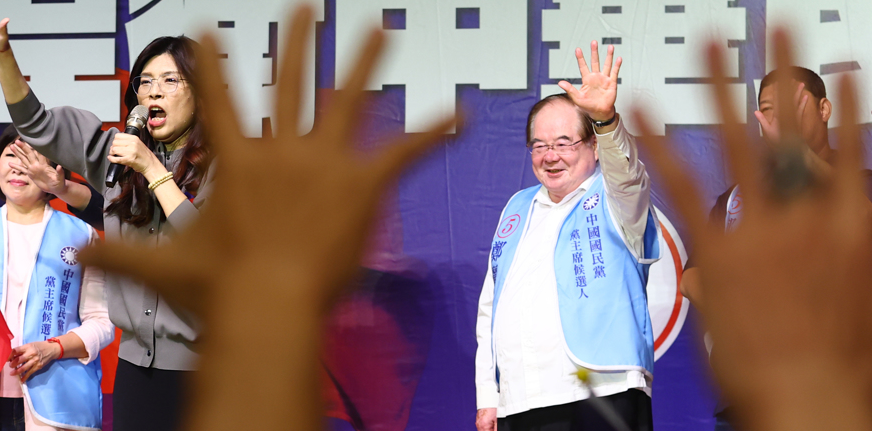 郑丽文（左三）当选国民党主席，外传国民党前祕书长李乾龙（右）可能回锅