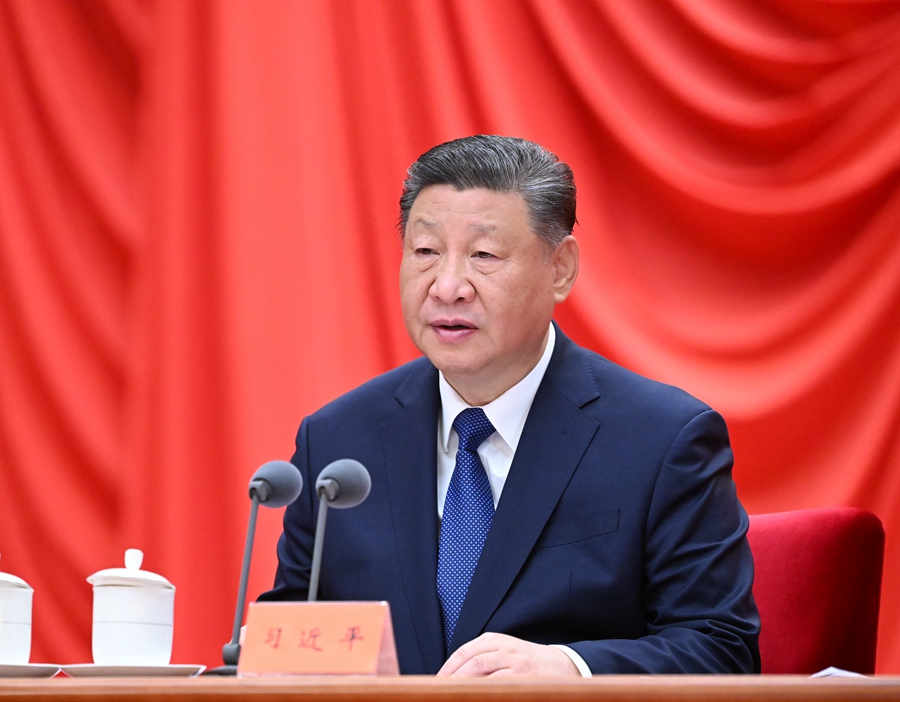 习近平昨日代表中央政治局向全会作工作报告。