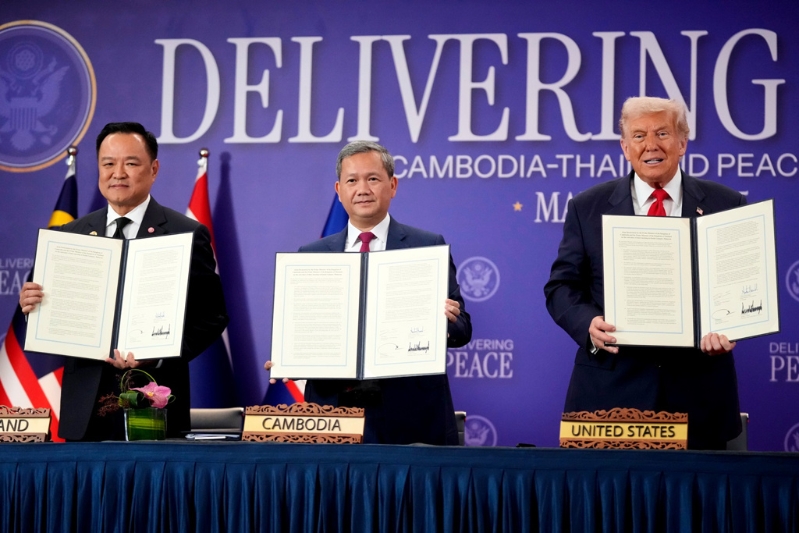 美国总统特朗普26日抵达马来西亚后，见证泰国与柬埔寨签署“和平协议”