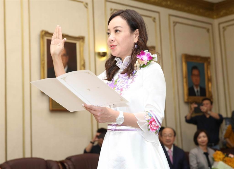 蒋絜安曾递补民进党不分区“立委”，在“立法院”用客语宣誓就职。