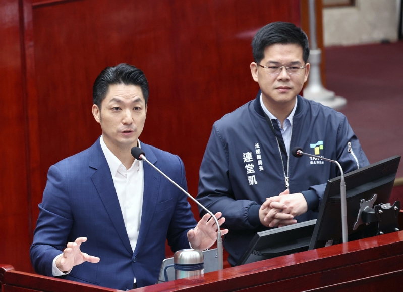 台北市长蒋万安（左）及法务局长连堂凯（右）29日在市议会回复议员质询，希望在明年中能与辉达顺利签约。