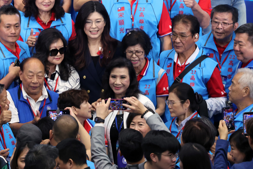 国民党1日举行第22届第1次“全代会”，新任党主席郑丽文（中）与各地党代表合影留念。