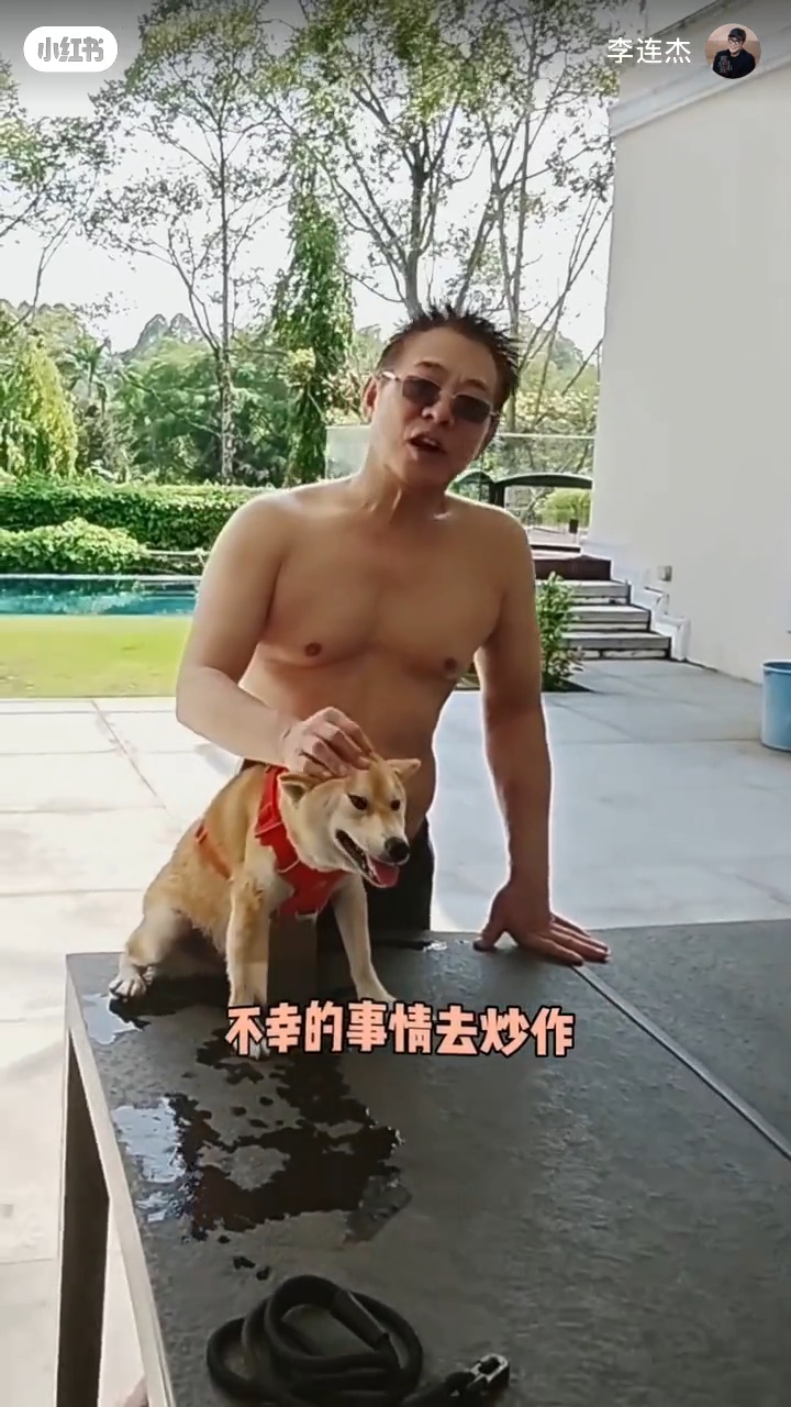 李连杰身材仍保持得不错。