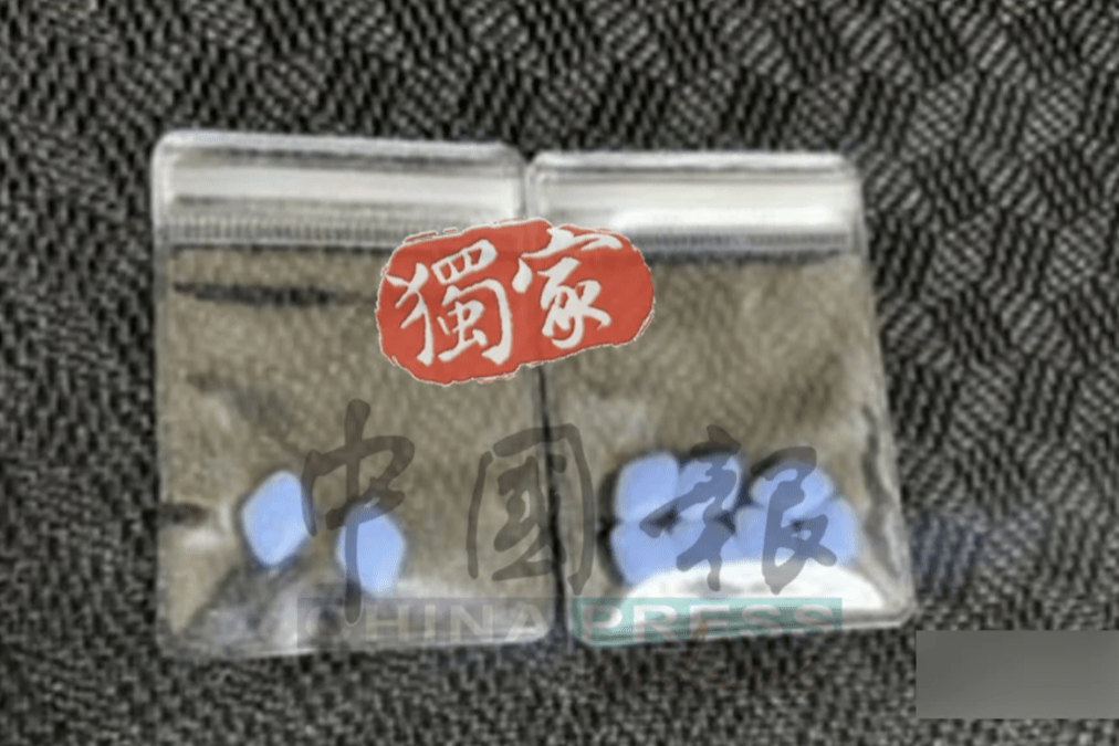 马国《中国报》公开的两张独家照片，可见黄明志遭警方押返警局调查，另一张则显示警方自他身上搜出9颗蓝色药丸。