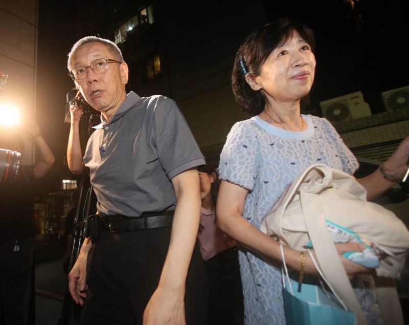 前台北市长柯文哲（前左）和妻子陈佩琪（前右）。
