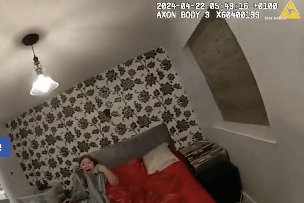 她慌忙披上围巾，样子狼狈