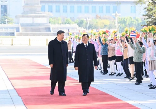 习近平会见泰国国王哇集拉隆功、