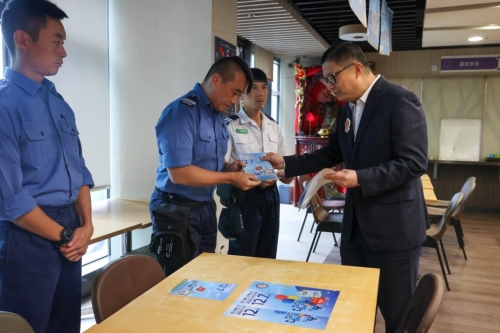 邓炳强希望纪律部队引领市民一同投票，为香港建设更美好的未来。