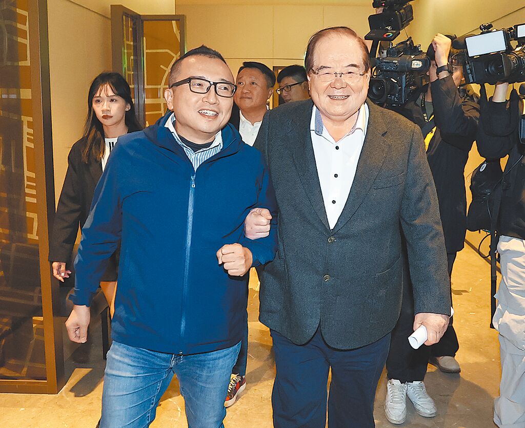 “蓝白会”19日登场,国民党秘书长李乾龙(右)及民众党秘书长周榆修(左)18日前往新庄凯悦嘉轩酒店场勘。 “蓝白会”19日登场,国民党秘书长李乾龙(右)及民众党秘书长周榆修(左)18日前往新庄凯悦嘉轩酒店场勘。