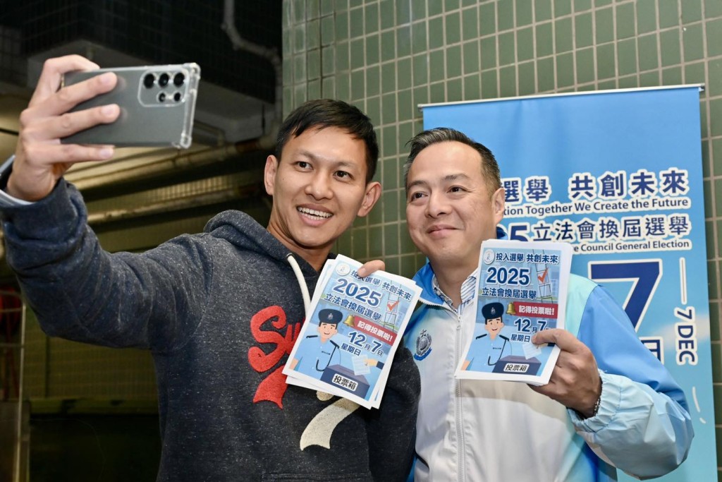 周一鸣（右）呼吁居民于12月7日“2025立法会换届选举”积极投票。