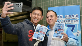 立法会选举｜周一鸣到柴湾已婚警察宿舍，吁居民积极投票