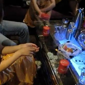 赖葱葱任职陪酒女，爱上酒吧老板，逼婚不果丧命。