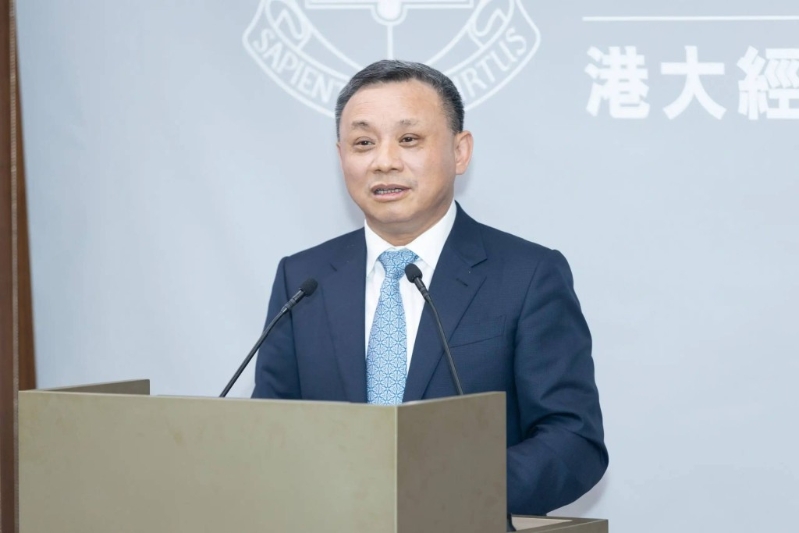 特首政策组研究策略专家组成员、香港大学经管学院教授毛振华认为，香港凭藉“一国两制”的独特优势，扮演着不可替代的“桥头堡”角色。