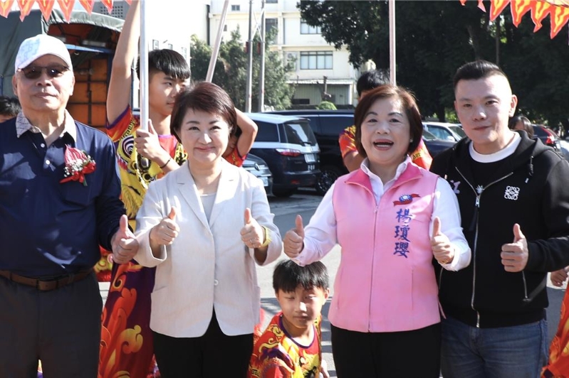 国民党台中市长候选人以江启臣的呼声最高，但蓝委杨琼璎（右二）表态参选，媒体分析这让卢秀燕（左二）陷入两难。
