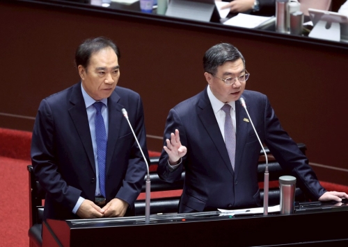 “中选会”代理主委吴容辉（左）。