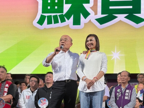 有意角逐高雄市长的绿委邱议莹（右），30日下午在高雄凤山区议会路举办大型造势，前“行政院长”苏贞昌（左）压轴站台助讲。