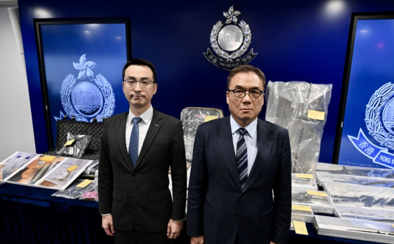 国安处总警司李桂华（右）及警司周学贤（左）交代案情。