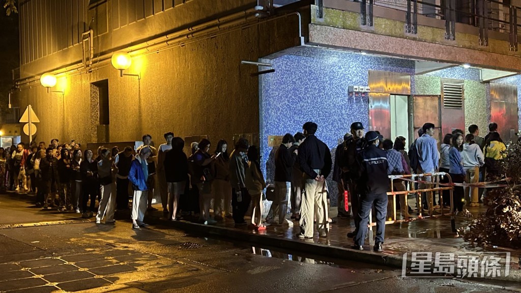 火势熄灭后，居民排队上楼。