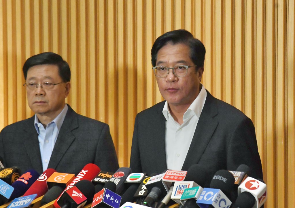 黄伟纶表示将透过“一户一社工”了解灾民的意愿。