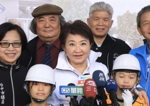 台中市长卢秀燕15日上午出席南屯区春安小学校舍动土典礼时，被媒体追问时仅简洁回应：“很好，恭喜、加油！”