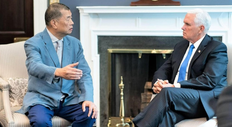 黎智英于助手Mark Simon安排下，2019年7月于华盛顿与时任美国副总统彭斯。