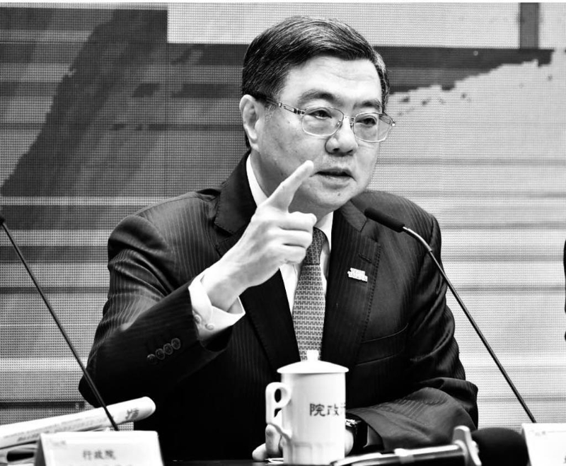 行政院长”卓荣泰14日深夜突发文附黑白照，15日宣布不副署法律，引爆“违宪”争议