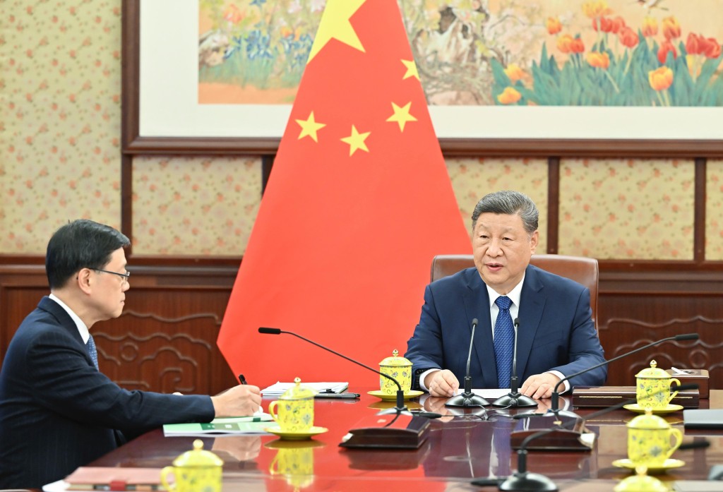 香港行政长官李家超（左）今日（16日）在北京向国家主席习近平（右）述职
