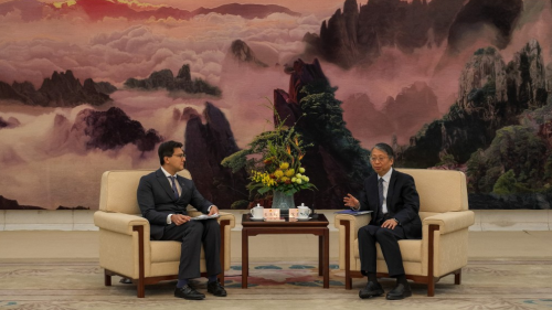 全国人大常委会基本法委员会主任、全国人大常委会法工委主任沈春耀（右）与香港大律师公会主席毛乐礼会面80分钟， 讨论共同关心的法律议题。